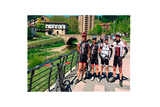 Socios y socias de Zorribike con sus bicicletas